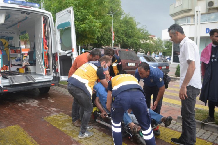 Manisa'da ani manevra ile motosikletten savrulan s&uuml;r&uuml;c&uuml; yaralandı