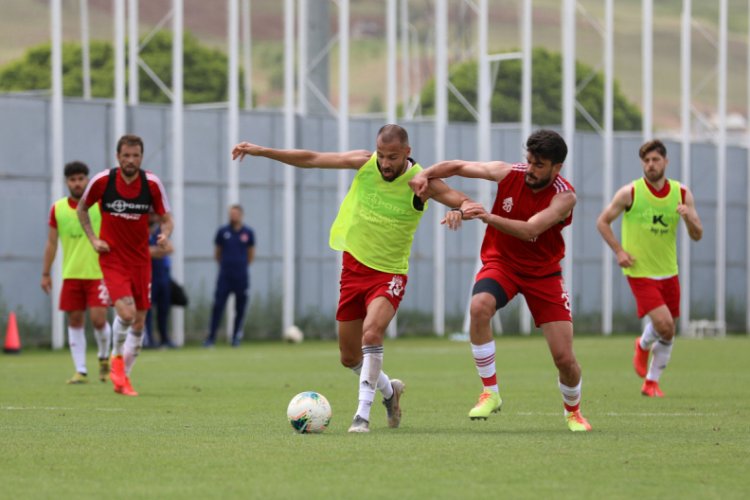 Sivasspor'da Denizlispor mesaisi s&uuml;r&uuml;yor