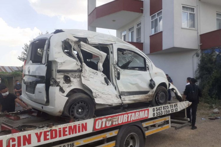 TIR ile hafif ticari ara&ccedil; &ccedil;arpıştı: 3 yaralı
