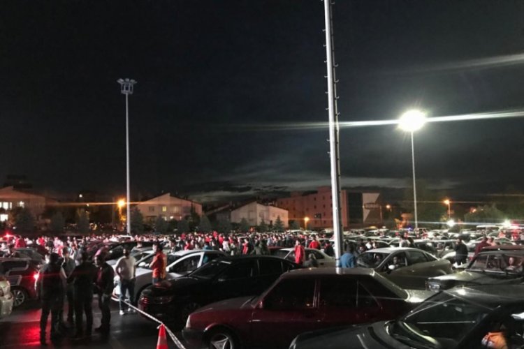 Kayserisporlular ara&ccedil;larında ma&ccedil;ı izledi