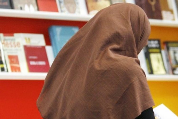 Bel&ccedil;ika'daki "baş&ouml;rt&uuml; yasağı" g&ouml;r&uuml;ş&uuml;ne tepki