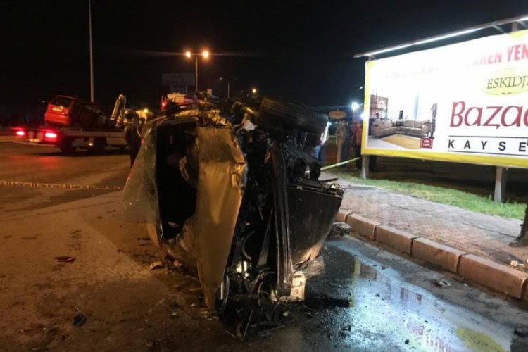 Kayseri'de iki ara&ccedil; kafa kafaya &ccedil;arpıştı: 1 &ouml;l&uuml;, 2'si ağır 5 yaralı