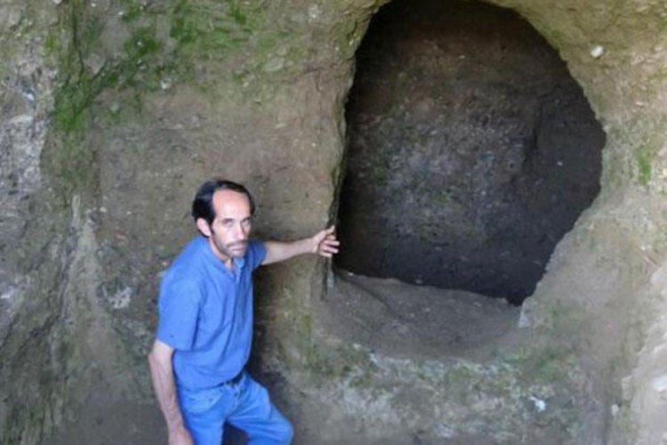 Defineciler asırlık mezarlara zarar verdi