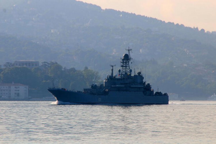 Rus savaş gemisi İstanbul Boğazı'ndan ge&ccedil;ti