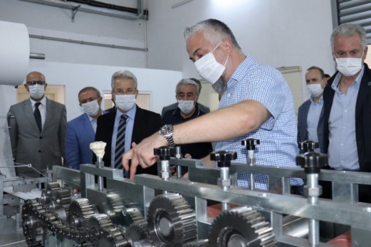 Bursa'da el değmeden 160 bin maske &uuml;retiyorlar