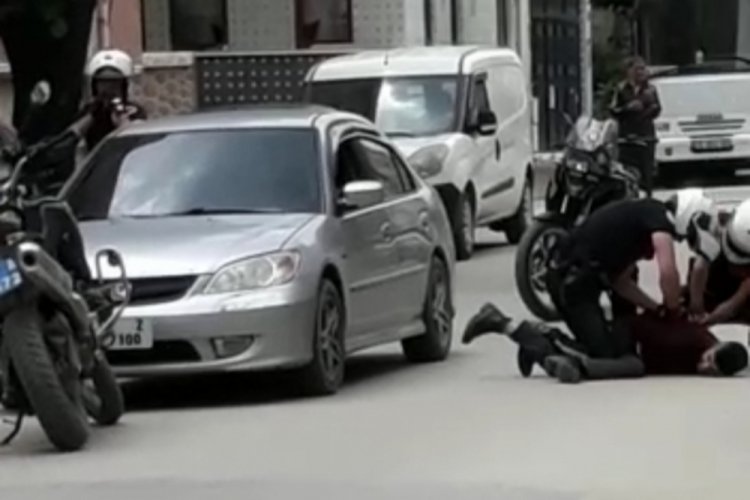 Bursa'da pompalıyla havaya ateş a&ccedil;an ş&uuml;phelilerin yakalanma anı kamerada