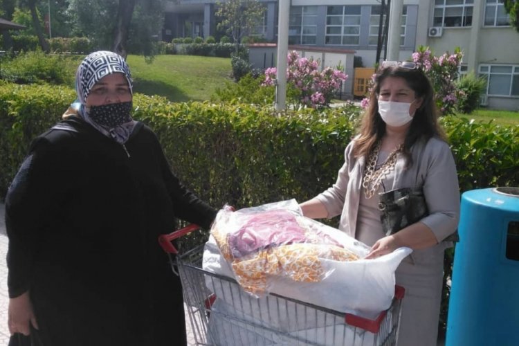 Bursa'da hastanede yatan &ccedil;ocukları pijamayla mutlu ettiler