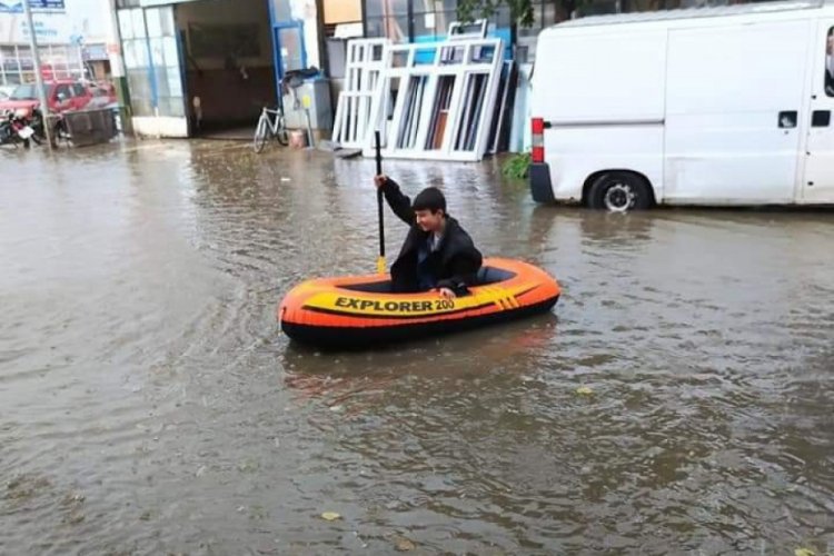 Yağmur yağdı, dışarı deniz botuyla &ccedil;ıktı