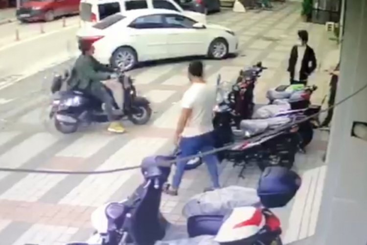 Bursa'da motosikletin s&uuml;r&uuml;c&uuml;s&uuml;n&uuml;n yaralandığı kaza anı kamerada