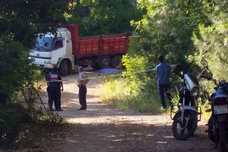 Kamyonla motosiklet &ccedil;arpıştı: Anne &ouml;ld&uuml;, oğlu yaralandı