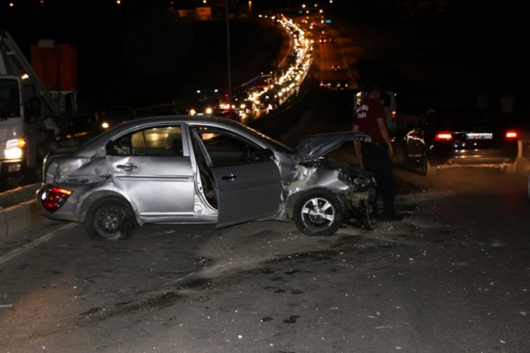 Aydınlatma direğine &ccedil;arpan otomobildeki 2 kişi yaralandı