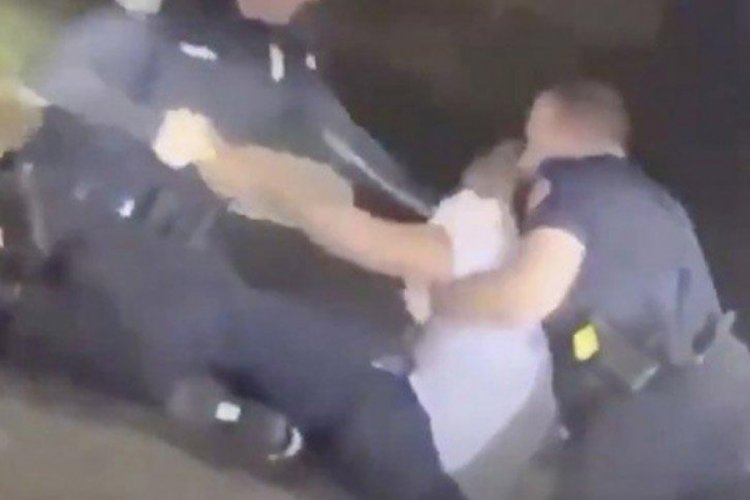 ABD'de polis aracında uyuyan siyahi adamı vurarak &ouml;ld&uuml;rd&uuml;
