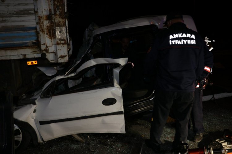 Hafif ticari ara&ccedil;, kamyona ok gibi saplandı: 2 &ouml;l&uuml;, 1 &ccedil;ocuk ağır yaralı
