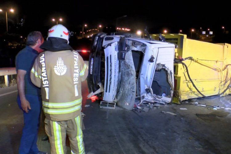 Lastiği patlayan &ccedil;&ouml;p kamyonu devrildi:1 yaralı
