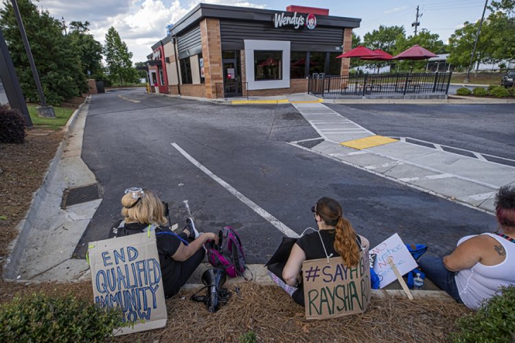 ABD'de protestocular, Brooks'un &ouml;ld&uuml;r&uuml;ld&uuml;ğ&uuml; restoranı ateşe verdi