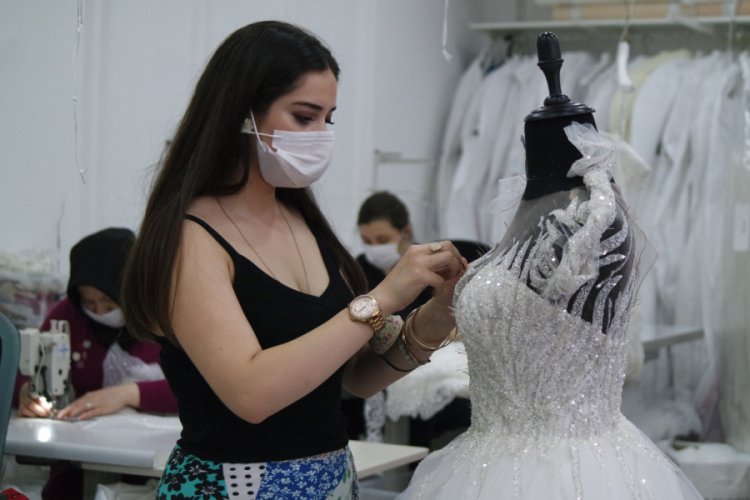 Bursa'da gelinlik&ccedil;iler yoğun mesailerine yeniden başladı