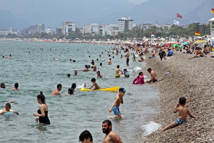 Antalya sahillerinde pazar g&uuml;n&uuml; yoğunluğu
