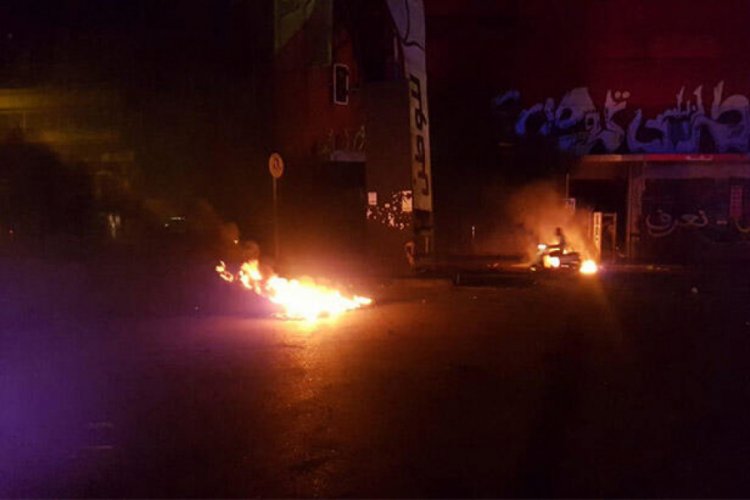 L&uuml;bnan'da protestocular ile g&uuml;venlik g&uuml;&ccedil;leri arasında &ccedil;atışma: 89 yaralı