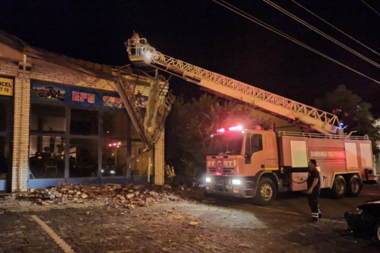 Fırtına nedeniyle 12 iş yeri zarar g&ouml;rd&uuml;