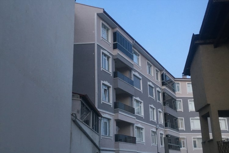 Gittikleri evde balkondan d&uuml;şen 3 yaşındaki &ccedil;ocuk ağır yaralandı