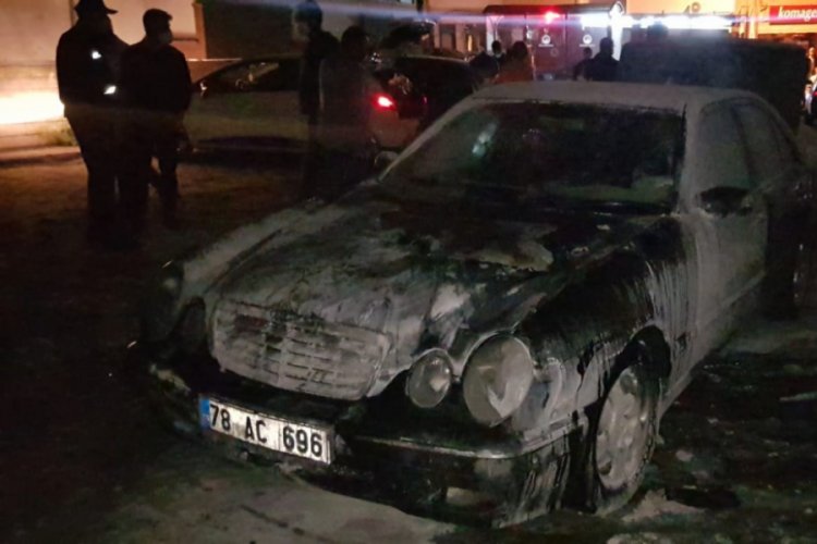 &Ccedil;alıştırdığı otomobil bir anda alev aldı