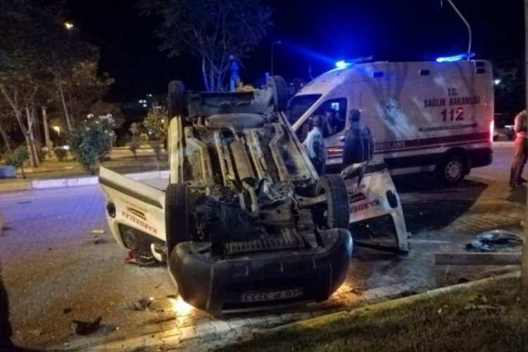 Hafif ticari ara&ccedil; ile otomobil &ccedil;arpıştı: 7 yaralı