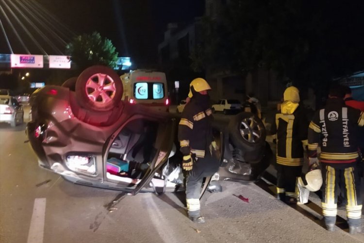 Beton bariyere &ccedil;arpan otomobil takla attı