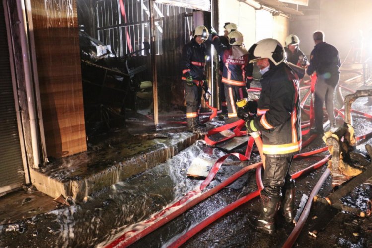 Mobilya d&uuml;kkanında korkutan yangın
