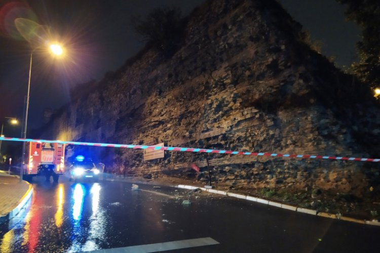 Surlardan kopan taşlar yola savruldu