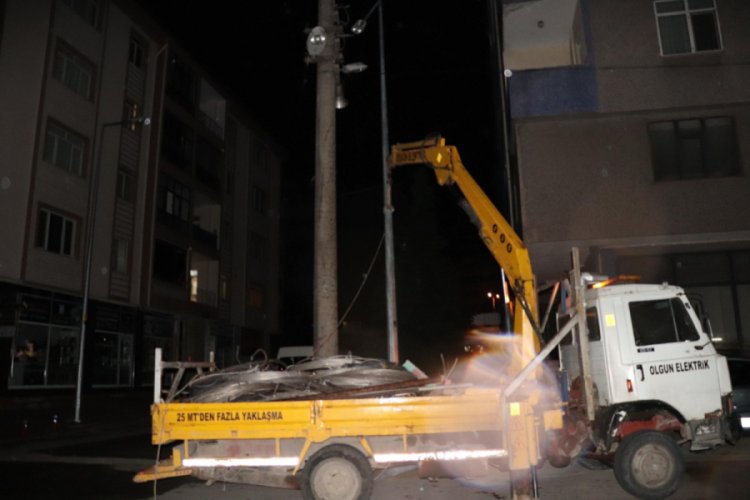 Direk montajı yapan iş&ccedil;iler akıma kapıldı