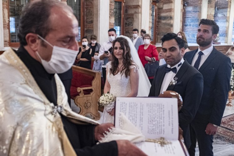 Sosyal mesafeli, maskeli ilk kilise d&uuml;ğ&uuml;n&uuml; yapıldı