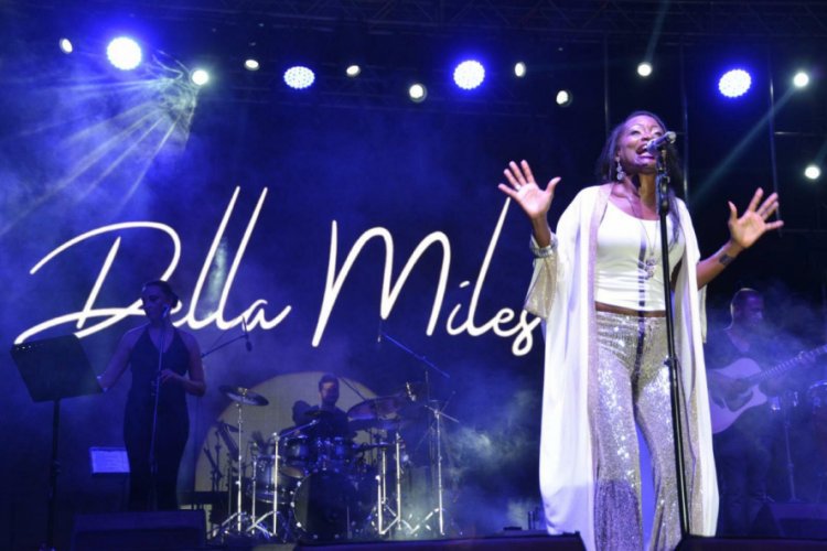 Della Miles, Keşmir'e dikkat &ccedil;ekmek i&ccedil;in s&ouml;yledi