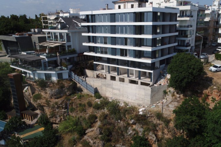 Falezlere sıfır bina inşaatı, yıkım kararına rağmen s&uuml;r&uuml;yor
