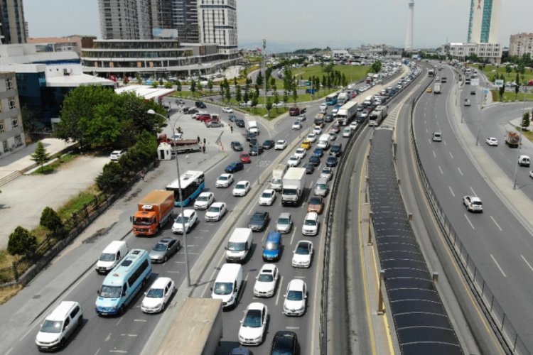 Beylikd&uuml;z&uuml; E-5'te kaza yapan minib&uuml;s yandı