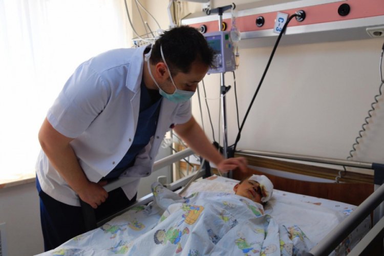 Enkazdan kurtarılan 3 yaşındaki Musa'dan g&uuml;zel haber