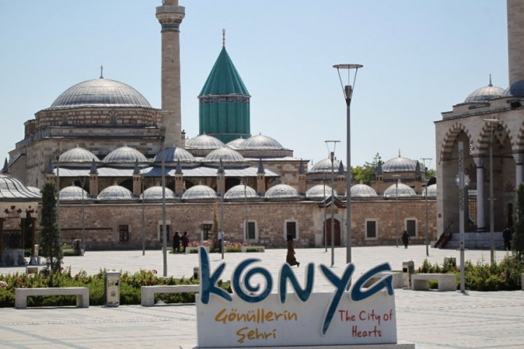 Mevlana M&uuml;zesi'ndeki yeşil kubbenin &ccedil;inileri 60 yıl sonra yenileniyor