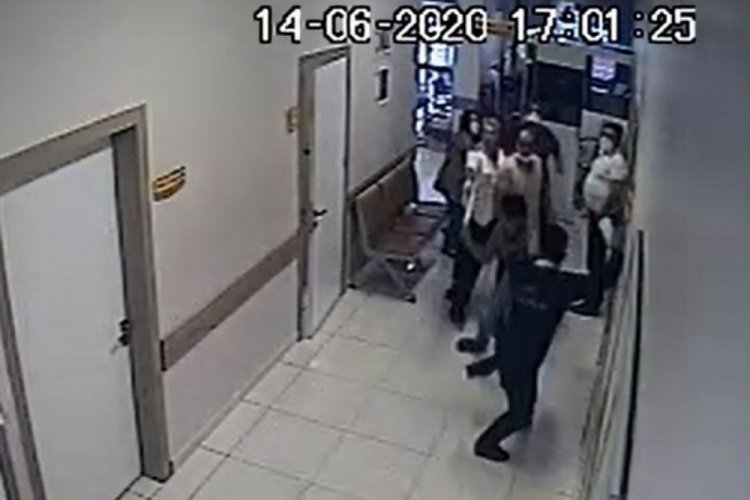 Sağlık &ccedil;alışanlarına palalı saldırı