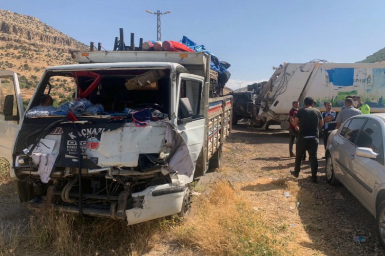 Uygulamada kamyonet beton bariyere &ccedil;arptı: 1'i polis, 4 yaralı