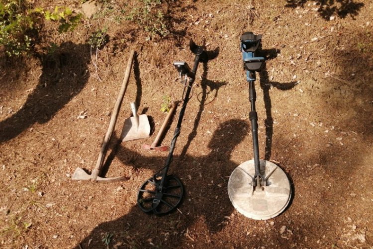 3'&uuml; kamu g&ouml;revlisi 5 kişi define araraken yakalandı