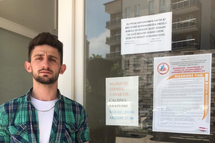 Bursa İneg&ouml;l'de iki berberden &ouml;rnek hizmet