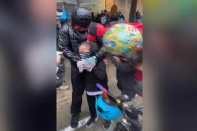 ABD'de polis 7 yaşındaki &ccedil;ocuğun y&uuml;z&uuml;ne biber gazı sıktı