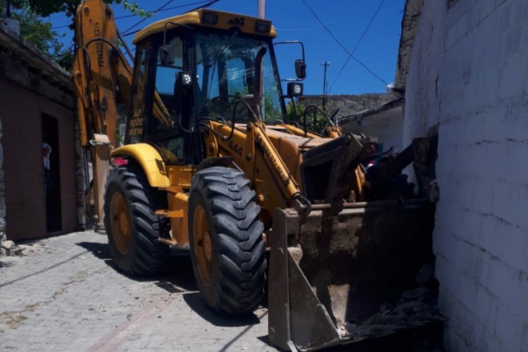 Freni boşalan kep&ccedil;e eve girdi, i&ccedil;erdeki kadın bayıldı