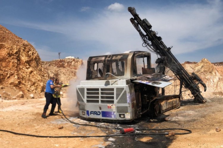 Bursa'da 1,5 milyon liralık iş makinesi, alev alev yandı