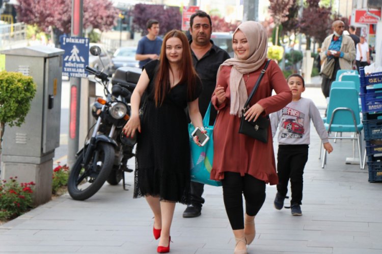 Vatandaşlar maskeyi dekor olarak kullanıyor