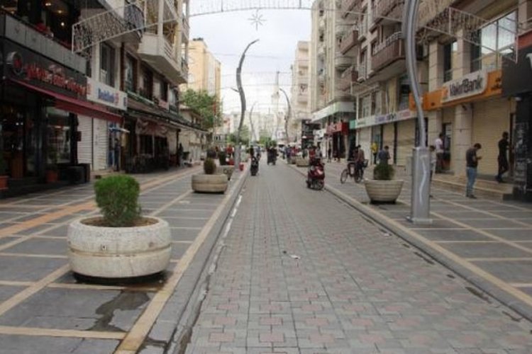 Koronavir&uuml;s vakalarının arttığı il&ccedil;ede esnaf kepenk kapattı