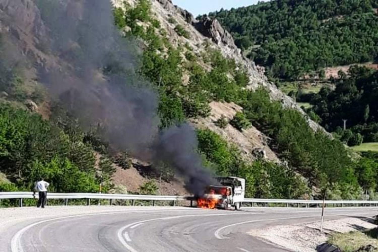 Telefonu &ccedil;ekmedi, &ccedil;aresizce yanan aracını izledi