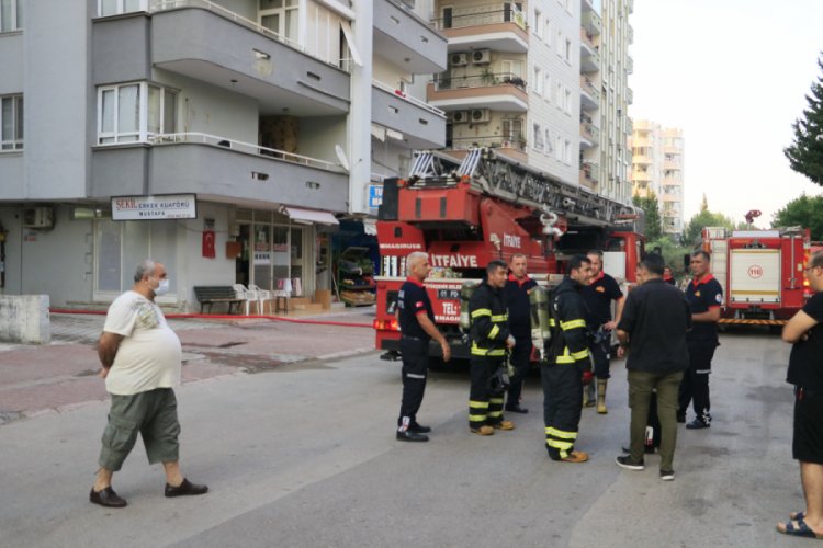 Buzdolabından &ccedil;ıkan yangında ev k&uuml;le d&ouml;nd&uuml;