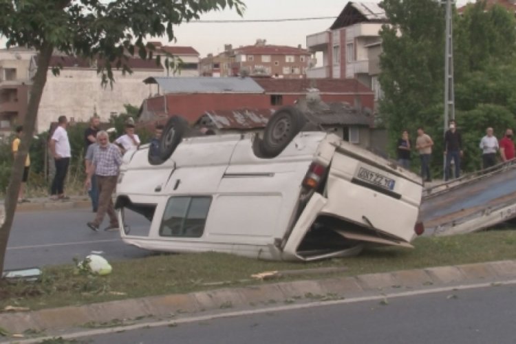 Ref&uuml;jdeki ağaca &ccedil;arpan ara&ccedil; takla attı: 1'i ağır 2 yaralı