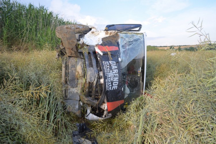 Şarampole yuvarlanan minib&uuml;s takla attı: 7 yaralı