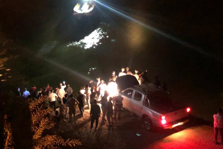 Ara&ccedil; nehre d&uuml;şt&uuml;: 5 &ouml;l&uuml;, 3 yaralı